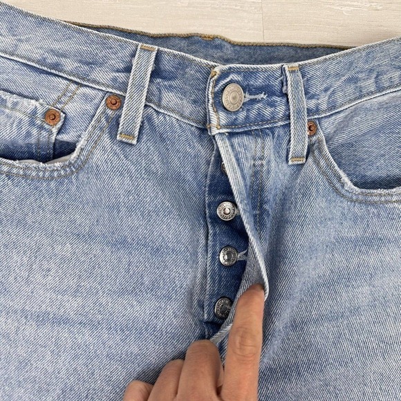 Levi's 501 Cropped Light‎ Wash Jeans Womens 27 Straight Leg Distressed High Rise - Picture 10 of 16